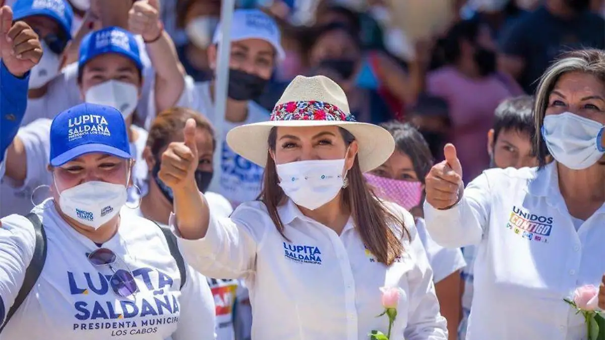 Lupita Saldanha agua en Los Cabos